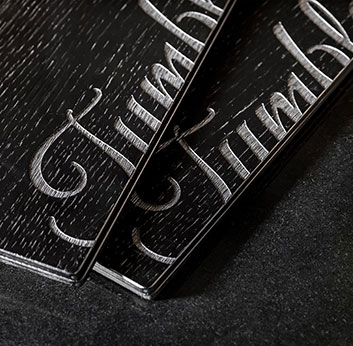 Portamenù in legno incisi