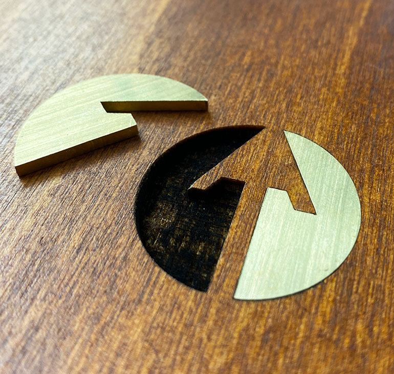 Lasercamp ottone incastonato in legno