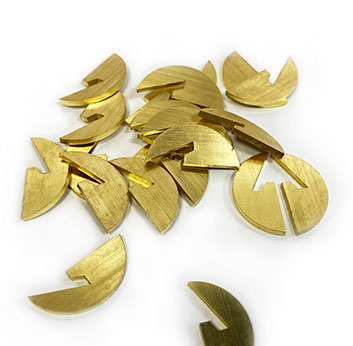 Elementi in ottone incastonati