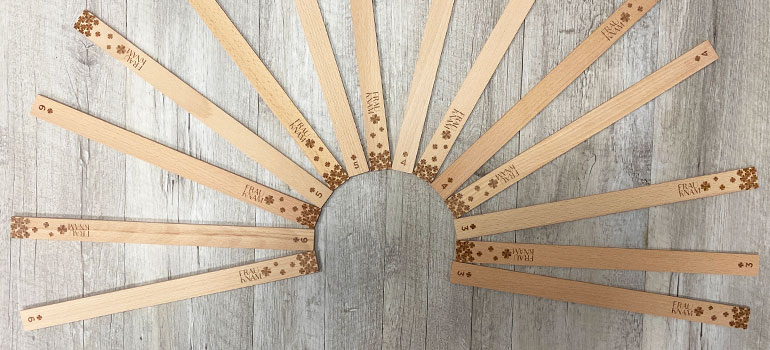 Tutti i bastoncini in legno incisi Frau Knam da Lasercamp