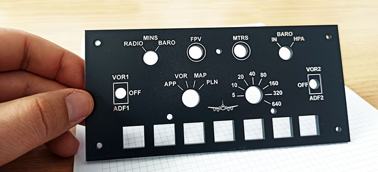 Lasercamp simulatore Efis 767 pannello plexy inciso e tagliato a laser dettaglio 02