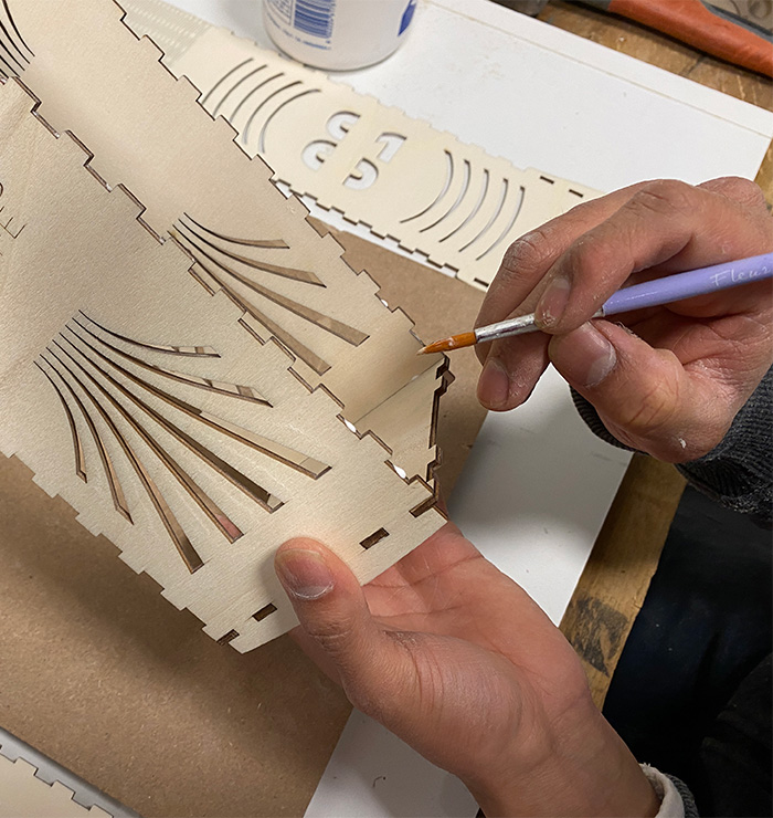 Il montaggio dei porta bottiglie in legno per 20 Action Entertainment